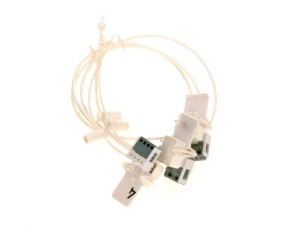 Kodierstecker in weißer Ausführung, mit mehreren Anschlusskabeln und Kontaktsteckern, verwendet für elektrische Verbindungen in Bosch-Geräten.